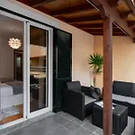 Golden By An Island Apartman