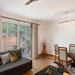Golden By An Island Apartman