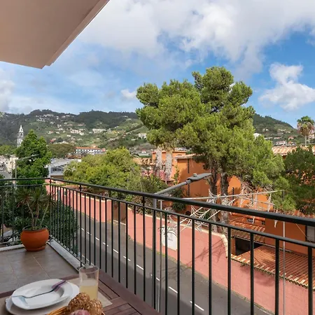 Golden By An Island Apartment *