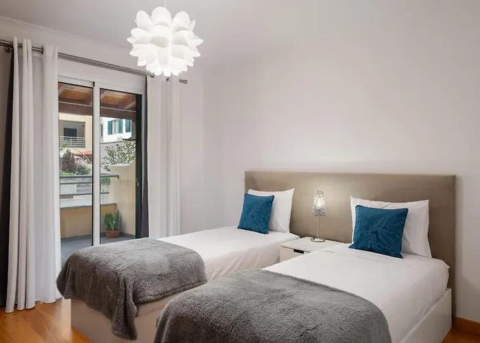 Golden By An Island * Caniço